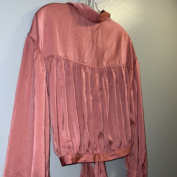 (L) EXPRESS Satin Tie Front Cropped Shirt - Picture 3 of 11